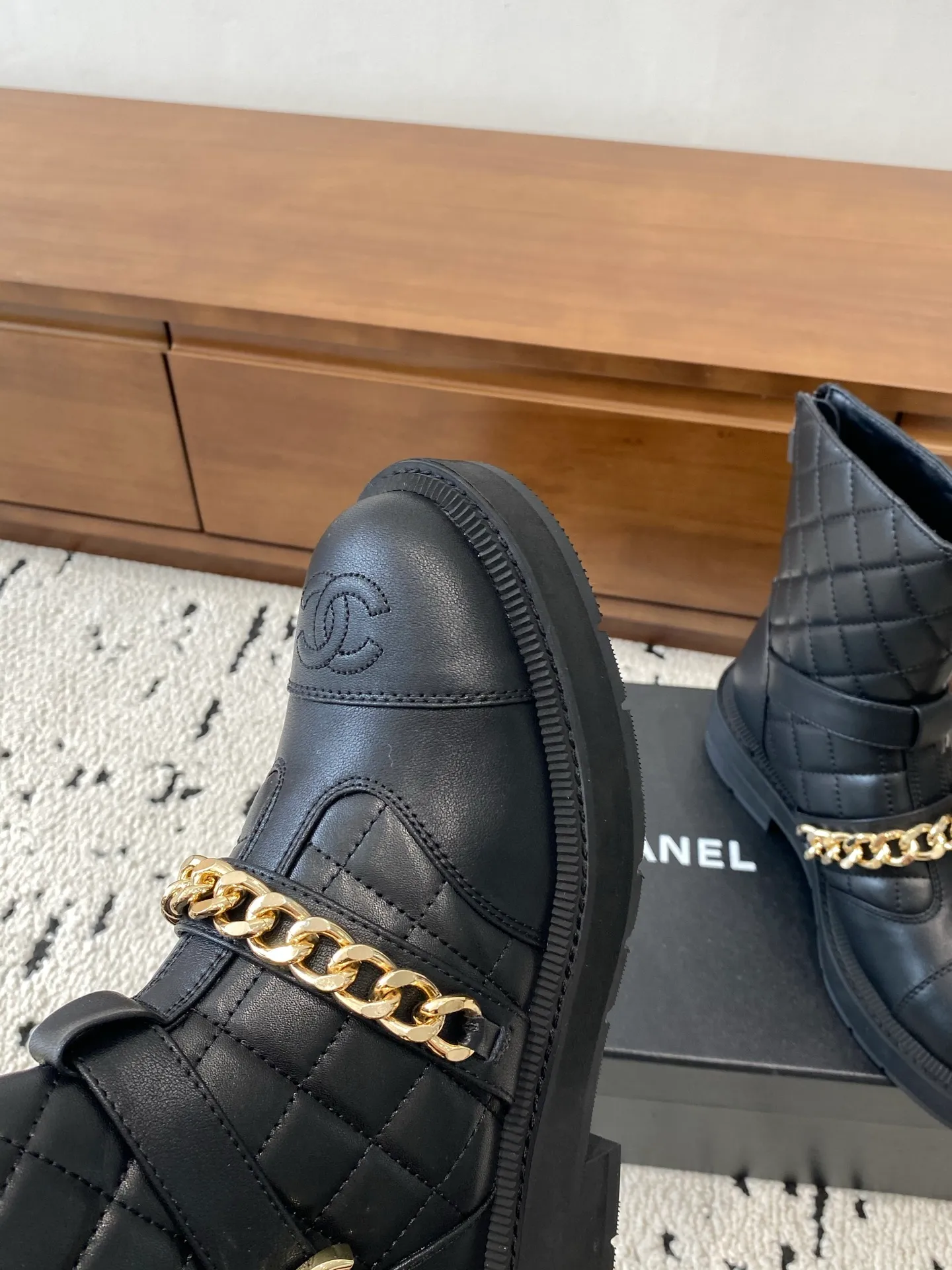 👟👟Ex-factory price 700👟👟 High version🍀 CHANEL 2025s autumn and winter series short boots, made of imported cowhide, with an additional height of 5cm to show leg length. Chanel's classic rhombus is used on the boot shaft, which Xiao Meimei particularly likes. This is Chanel's most popular style this autumn and winter. In addition, the entire boot shaft is equipped with a classic chain and school bag buckle. It is made of full-grain cowhide and uses a rear zipper. It is easy to put on the foot and super comfortable. It is a must-have for this autumn and winter. 🔴 Upper material: imported cowhide leather with anti-rust metal chain ❤︎ Consistently authentic ❤︎ Outsole: original Italian anti-slip rubber outsole Number of yards: 35-40 (40 is custom-made, non-refundable and non-exchangeable) Buy now 👉 Buy now 👉 Buy now 👉 Buy now 👉 Buy now 👉 Buy now 👉 Buy now 👉 Buy now 👉 Buy now 👉 Buy now 👉